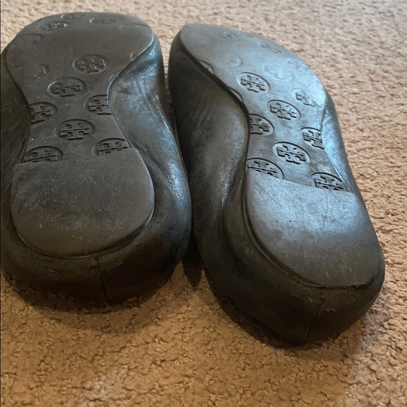 Tory Burch ballet flat. Black with silver emblem - Picture 3 of 5